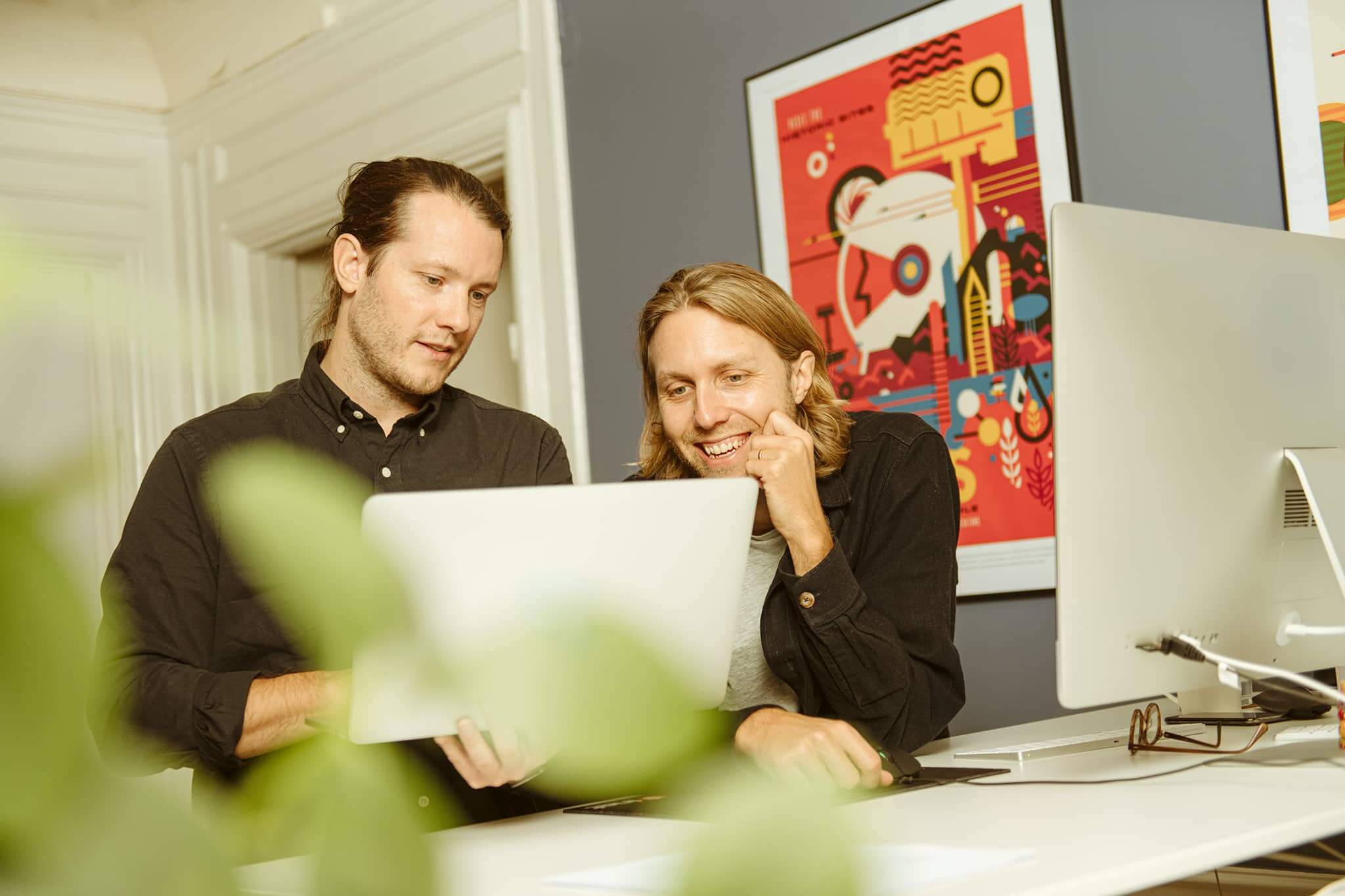Entreprenörer tittar på en datorskärm