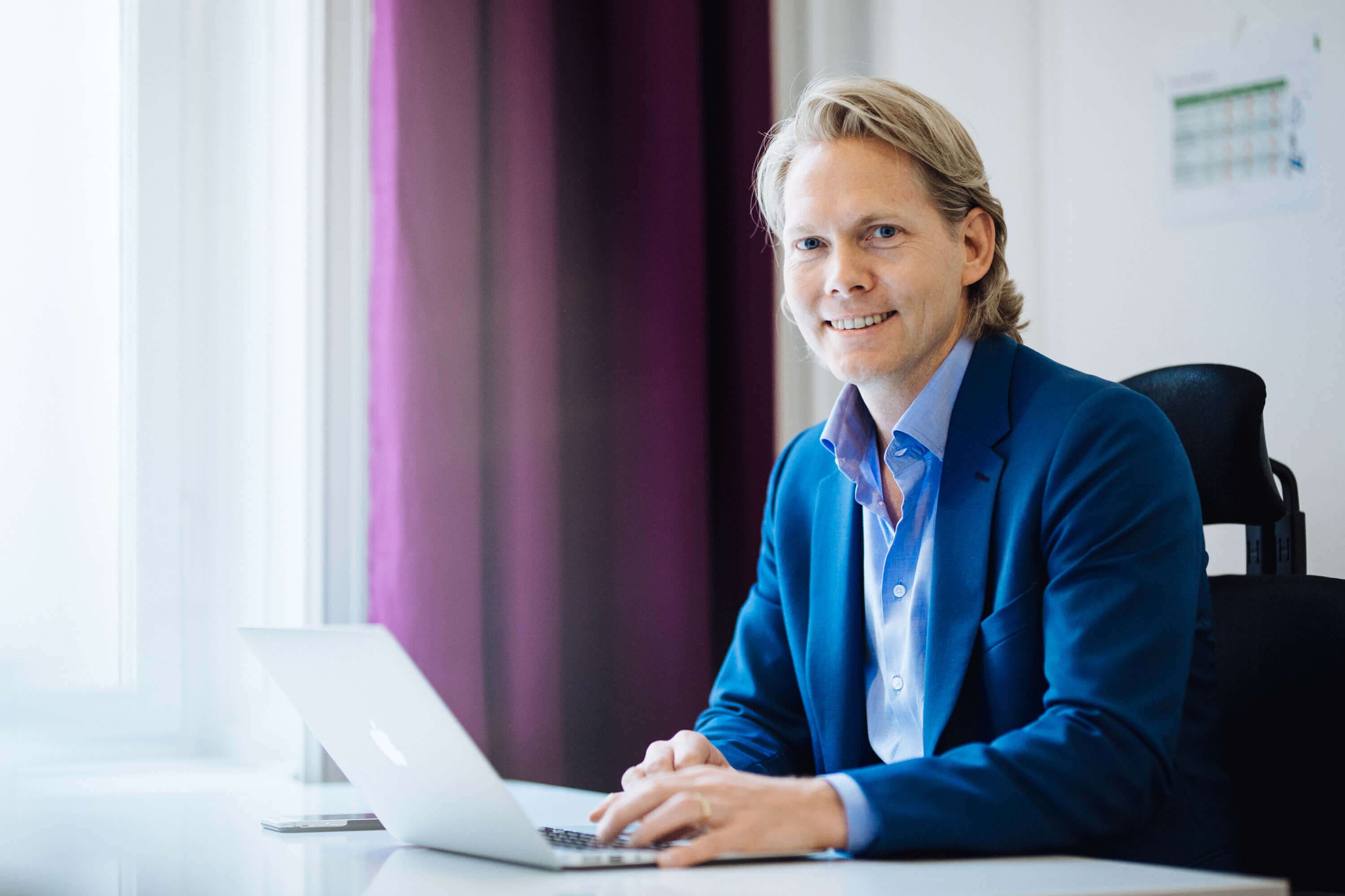 Michael Hansen sitter vid en dator