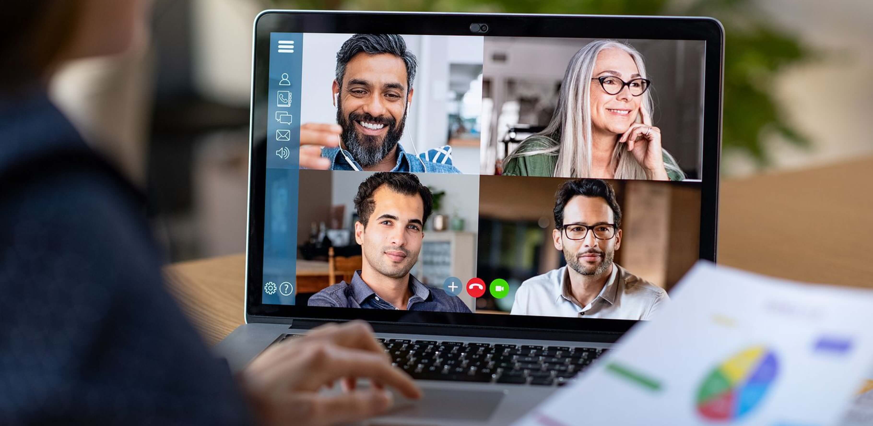 Entreprenörer sitter i zoom-möte