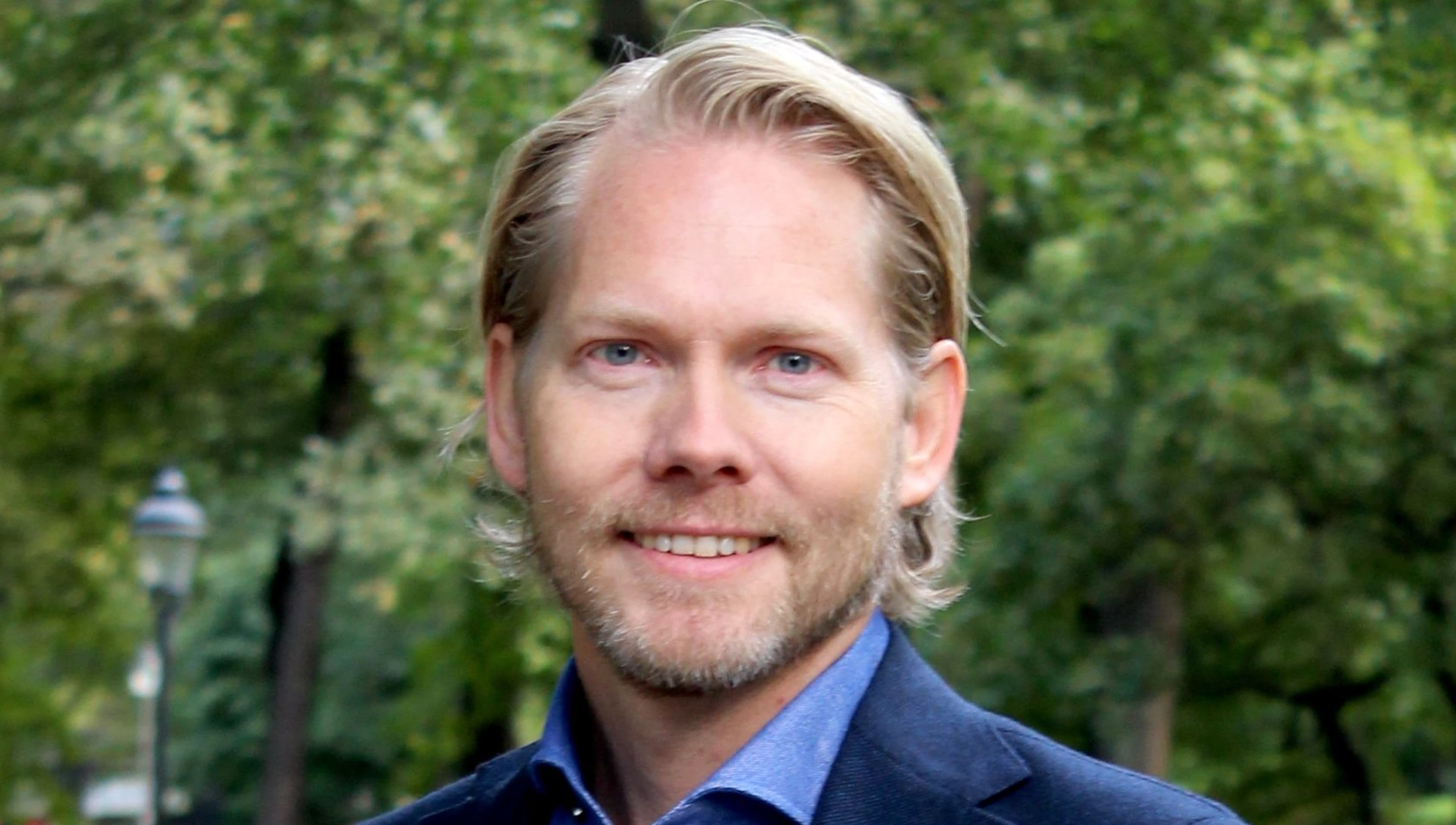 Michael Hansen står i Humlegården och ler