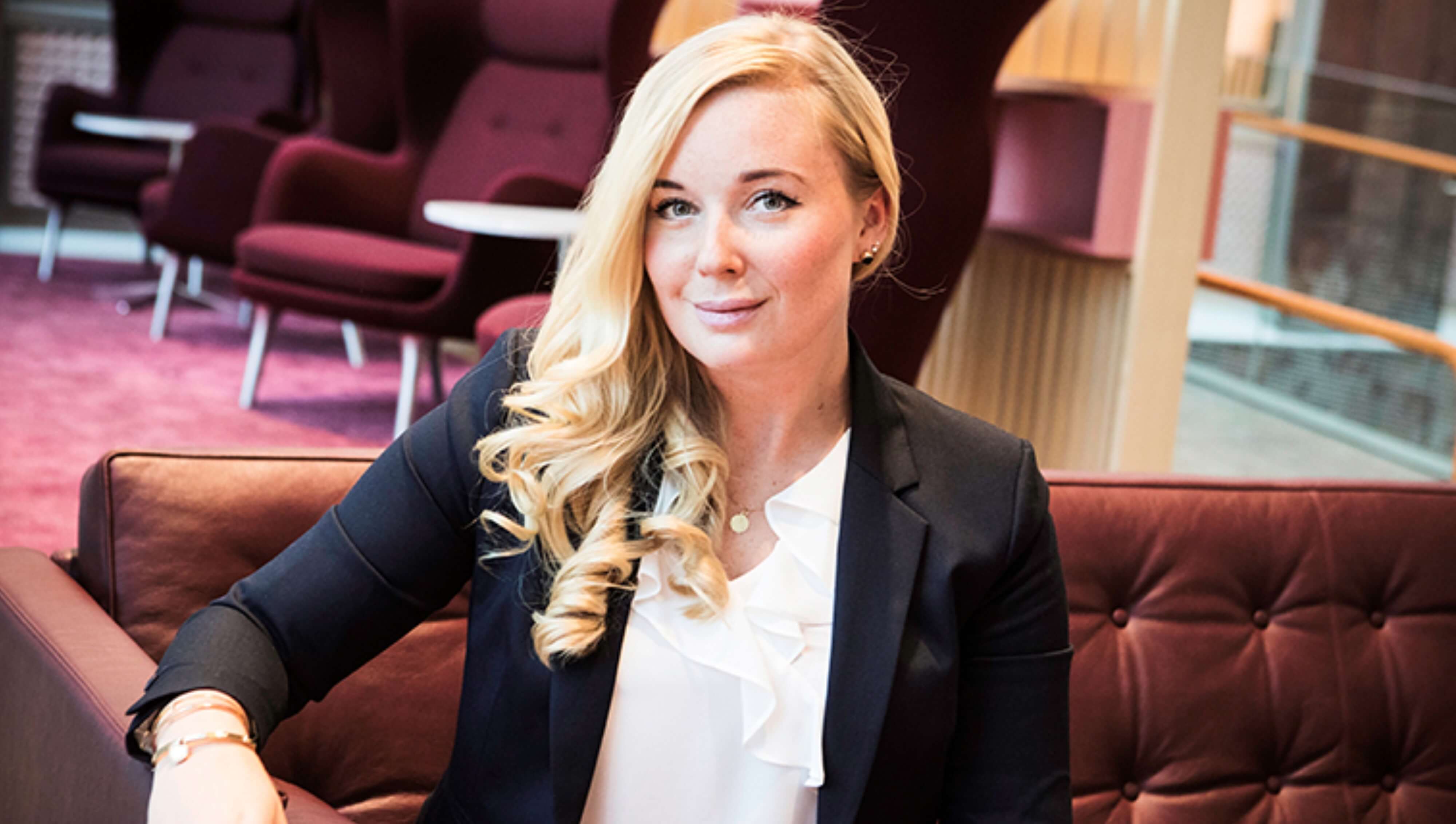Annie Lindmark sitter i en soffa