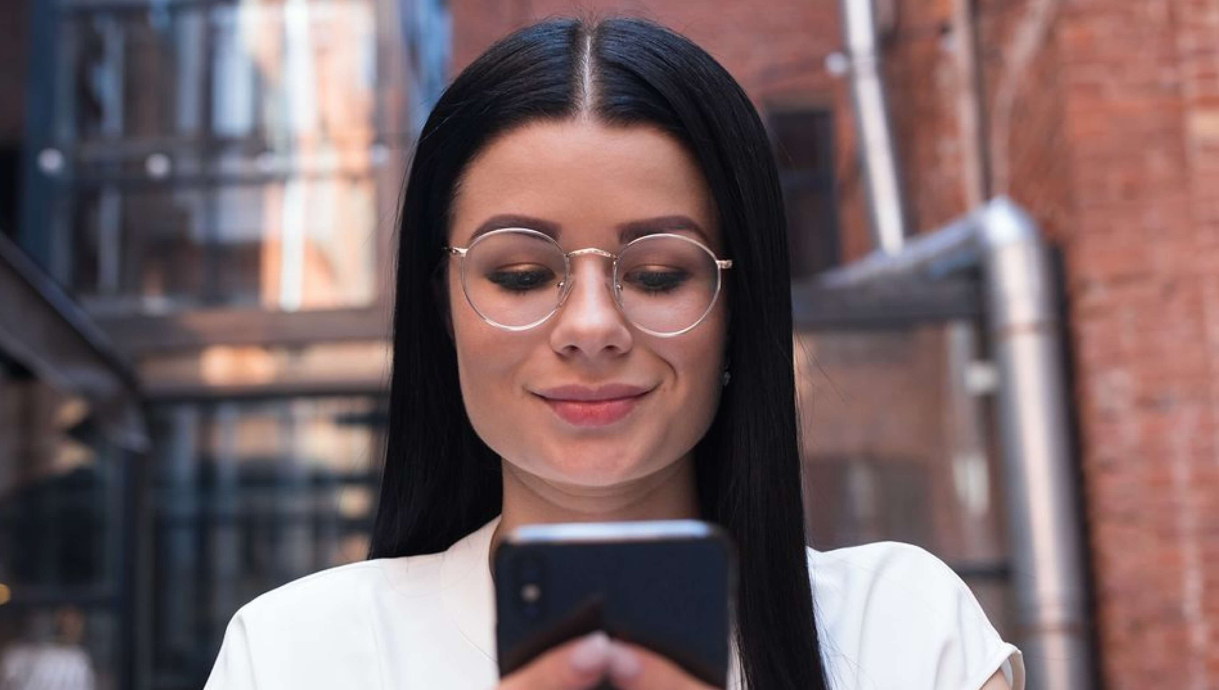 Entreprenör tittar på telefonen