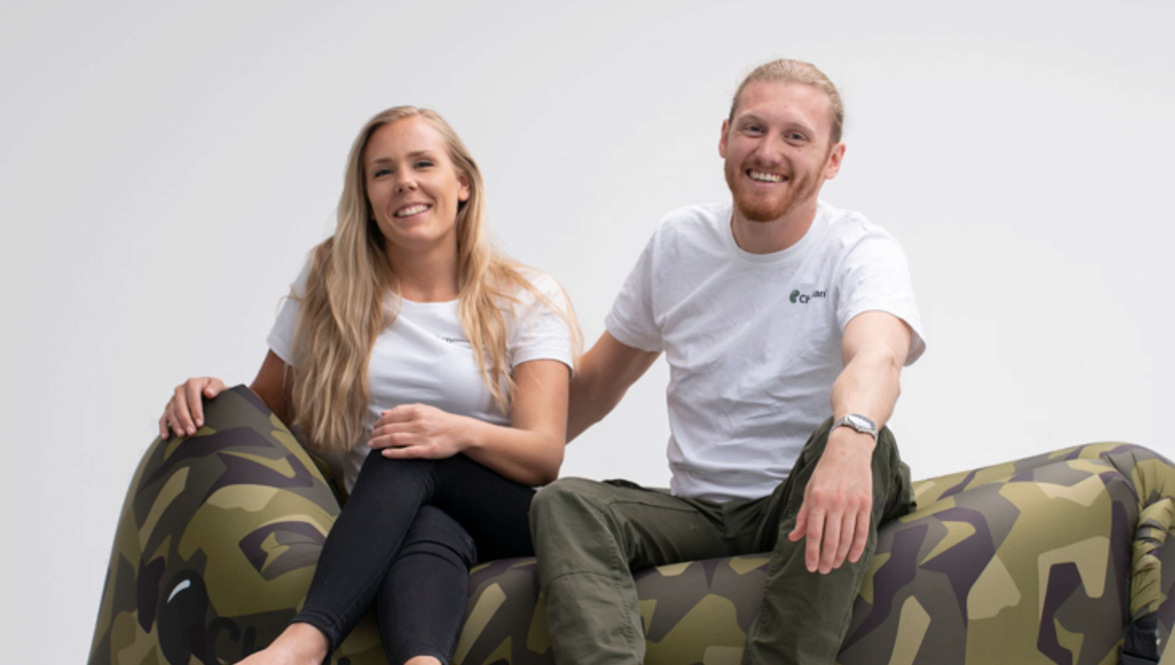 Lucas Vagner och Mikaela Hård sitter på en Chillbean