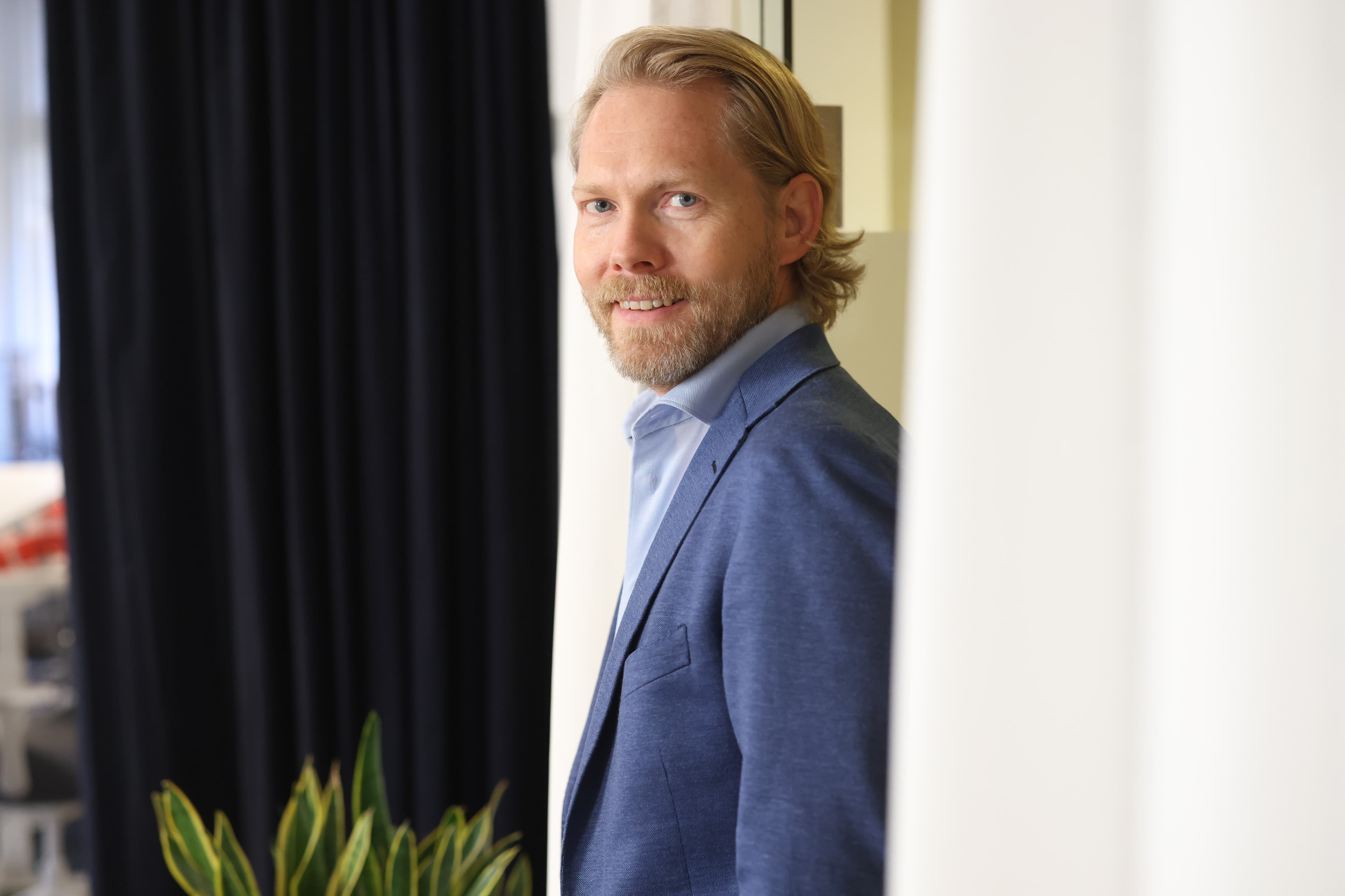 Michael Hansen står och ler